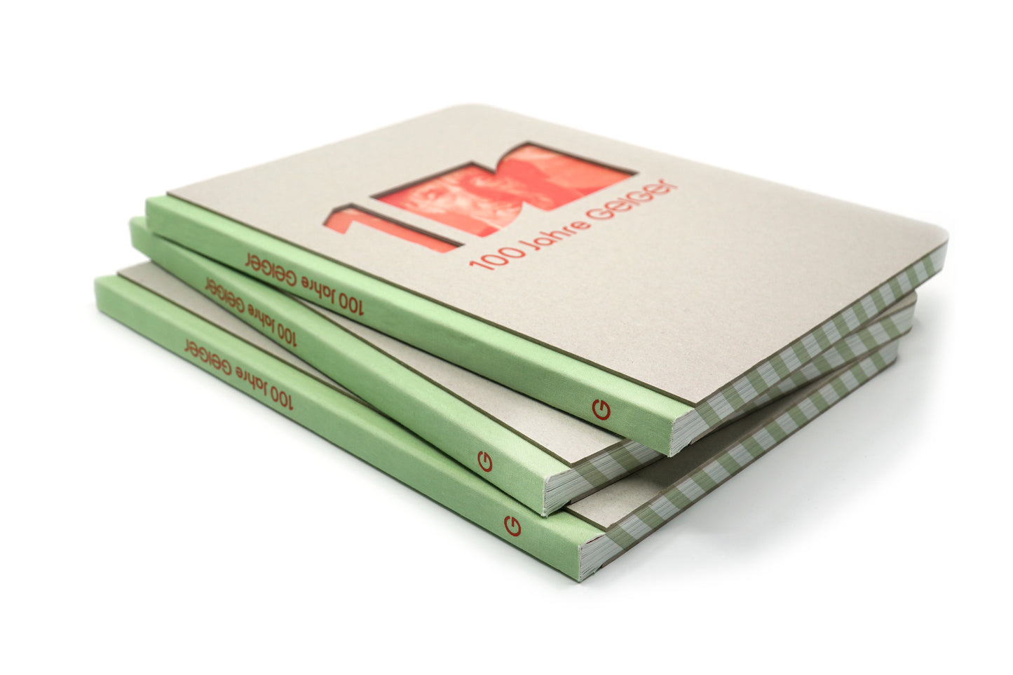 Die Geiger-Chronik mit kartonartigen Cover mit 100 Jahre Logo und "100 Jahre Geiger" Schriftzug.