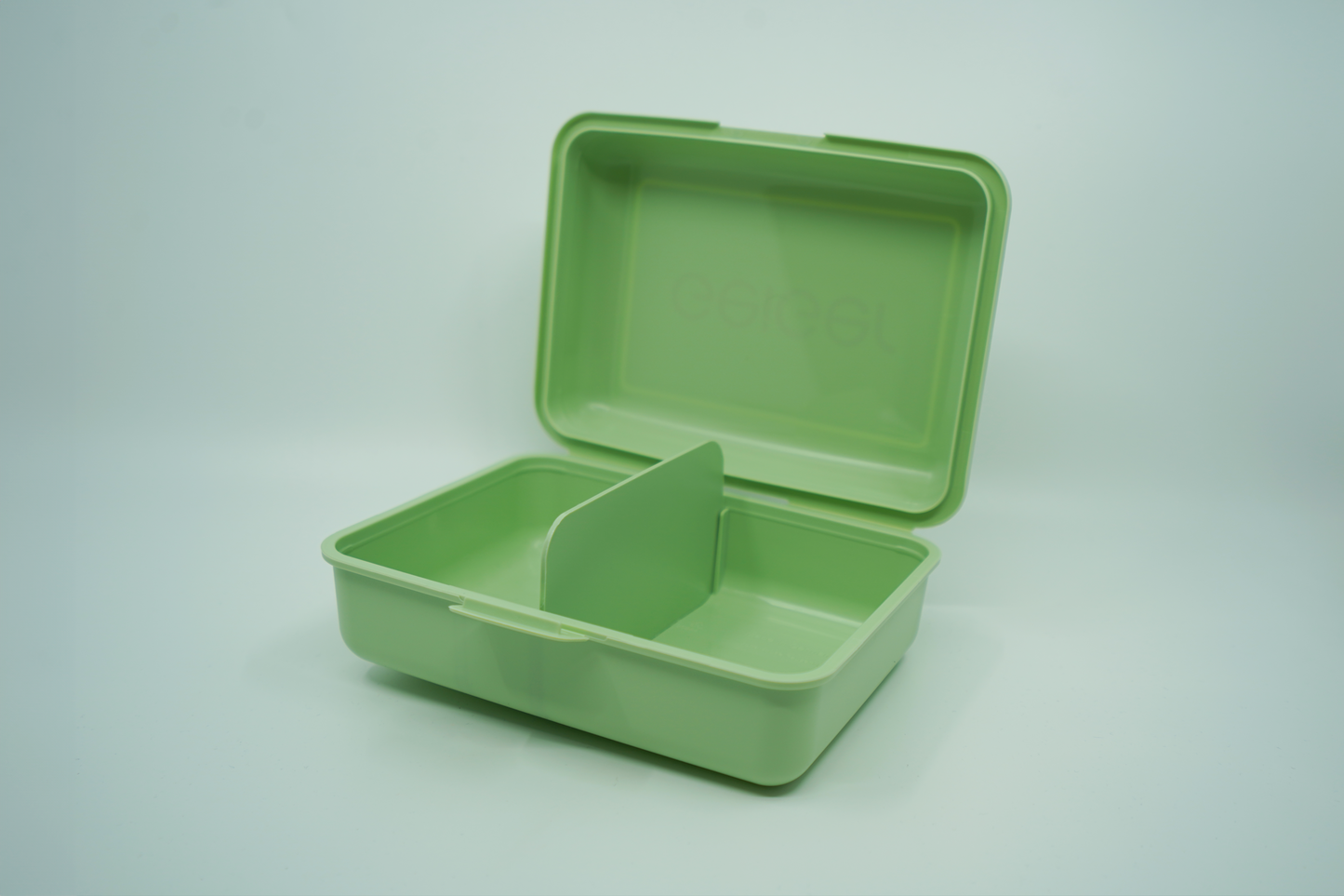 Kunststoff-Pausenbox in Geiger-Grün mit "Geiger" Schriftzug und herrausnehmbarer Trennwand.