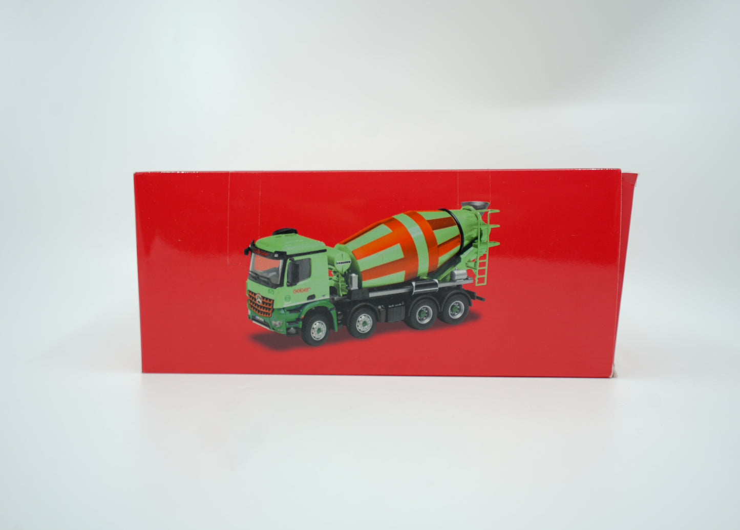 Größeres Miniaturmodell eines Mercedes Betonmischer in Geiger-Grün mit rot-grüner Trommel und "Geiger" Schriftzügen. Verpackung inklusive.