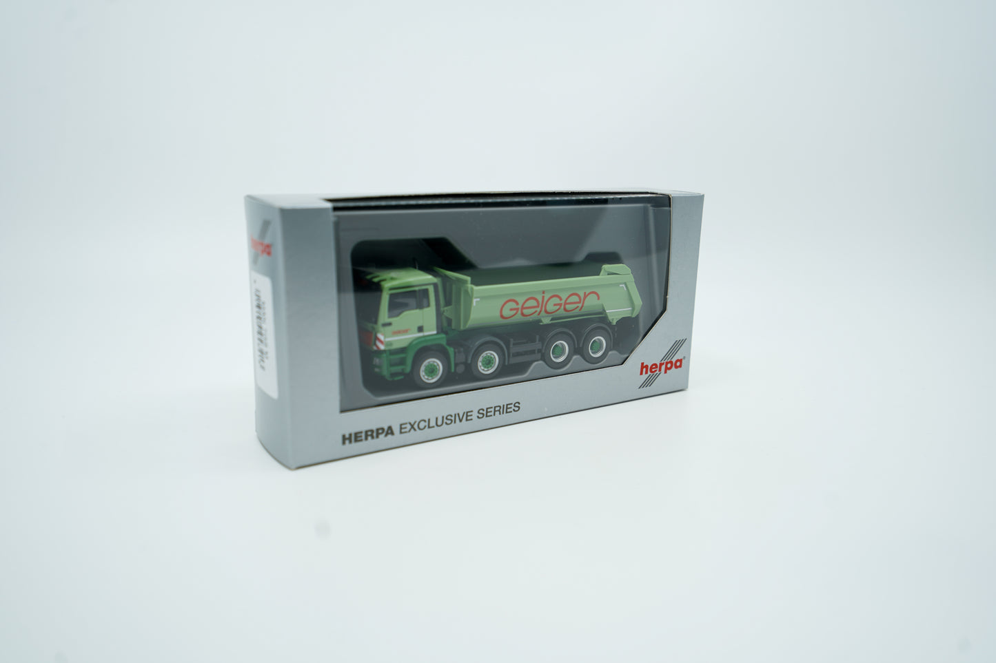Miniaturmodell eines MAN Geiger Rundmulden 4-Achsers in Geiger-Grün mit rotem "Geiger" Schriftzug. Verpackung inklusive.