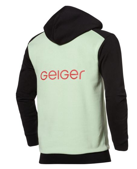 Geiger Kapuzenpullover in Geiger-Grün mit schwarzen Ärmeln und roten Kordeln, mit "Geiger" Schriftzug auf Brust und Rücken.