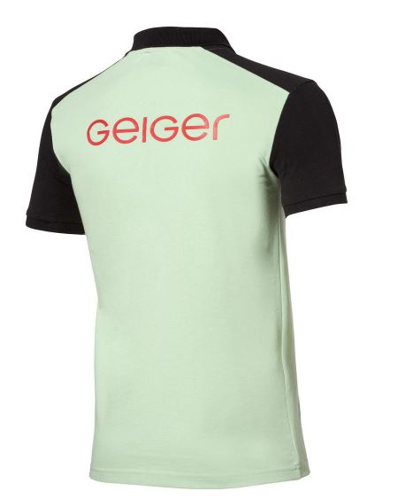 Geiger Poloshirt in Geiger-Grün mit schwarzen Ärmeln und rotem „Geiger“-Schriftzug auf Brust und Rücken.