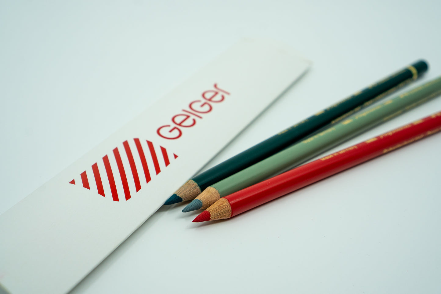 Buntstifte im 3er-Set mit Grün, Rot und Dunkelgrün.