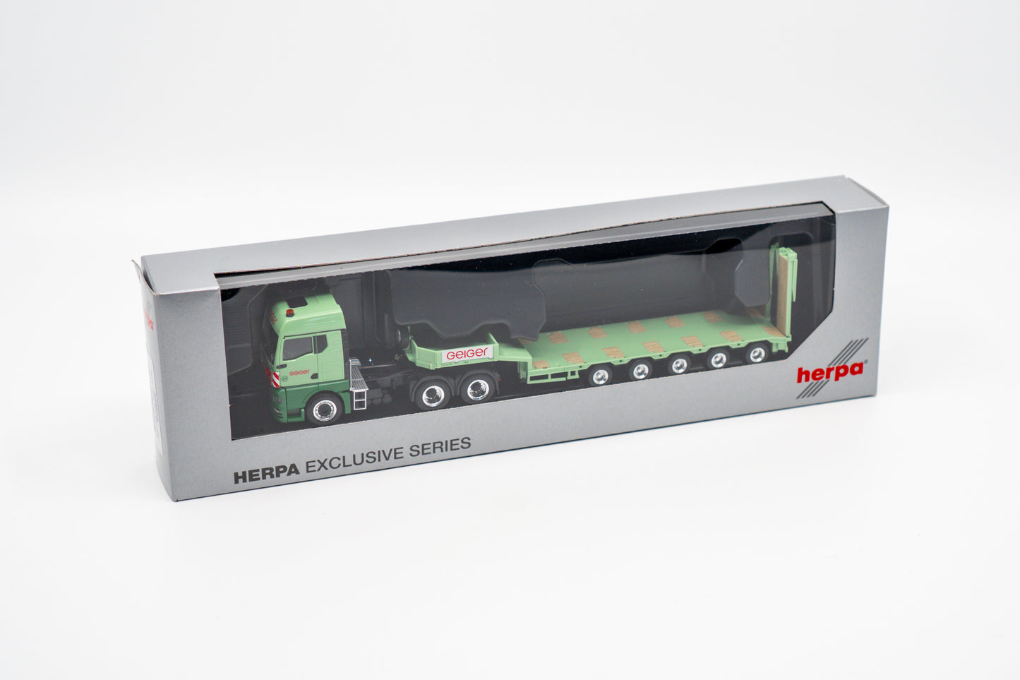 Miniaturmodell eines Geiger MAN TGX GM Thermomulden-Sattelzug in Geiger-Grün mit rotem „Geiger“-Schriftzug, Verpackung inklusive.