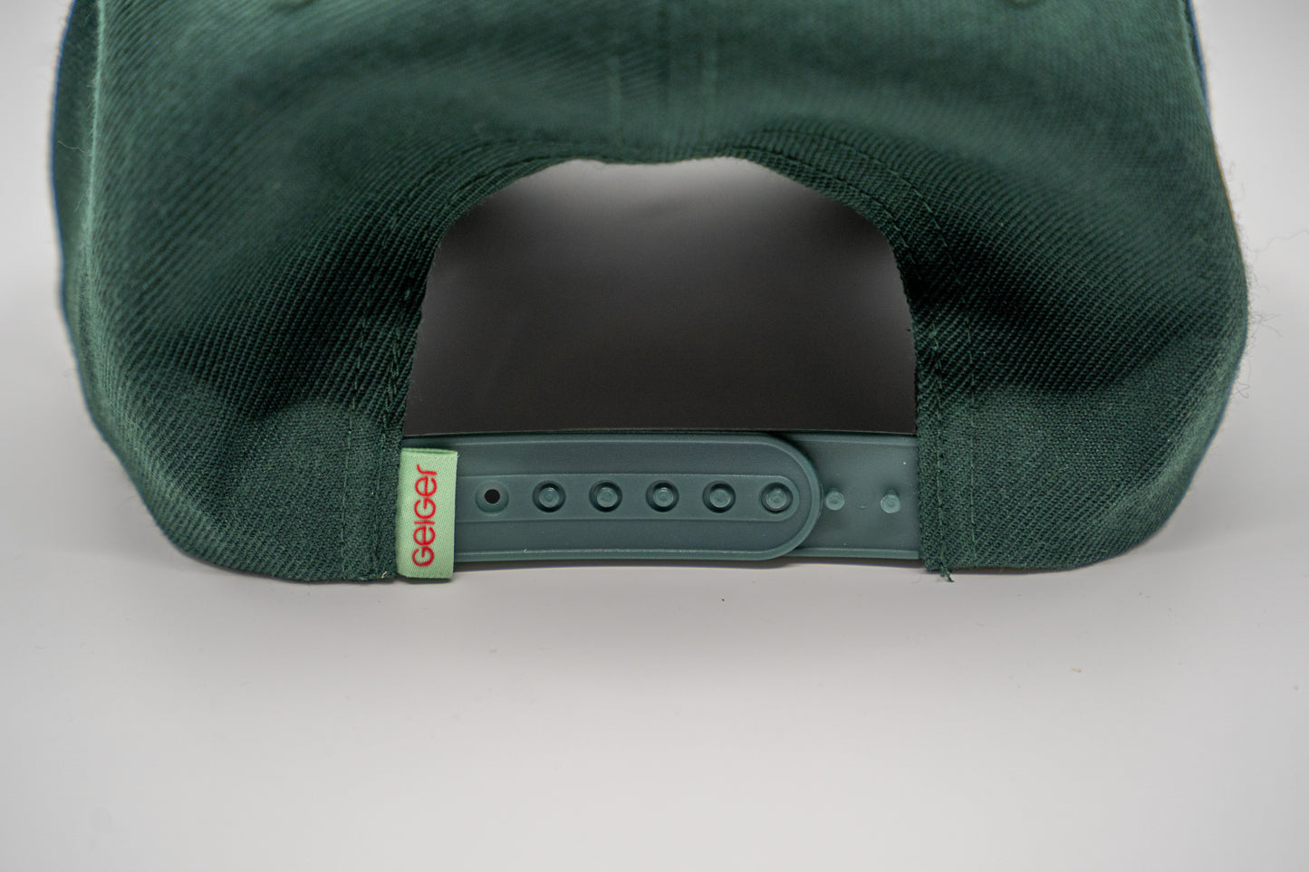 Kiefergrüne Cap mit G-Patch auf der Stirnseite.