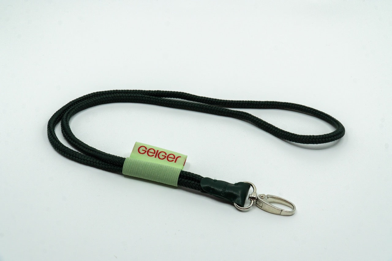 Langes Geiger-Schlüsselband in Kiefergrün und einem Geiger-Grün-Patch mit rotem "Geiger" Schriftzug.