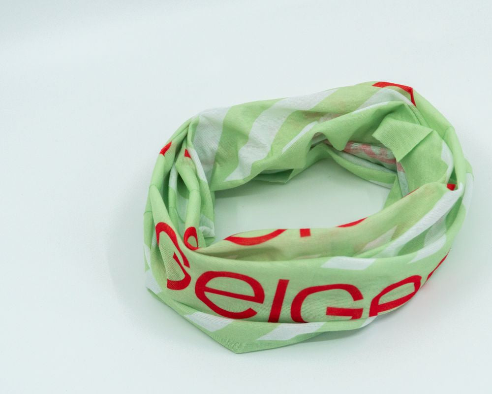 Geiger-Grünes Schlauchtuch mit "Geiger" Schriftzügen und weißen Design-Elementen.