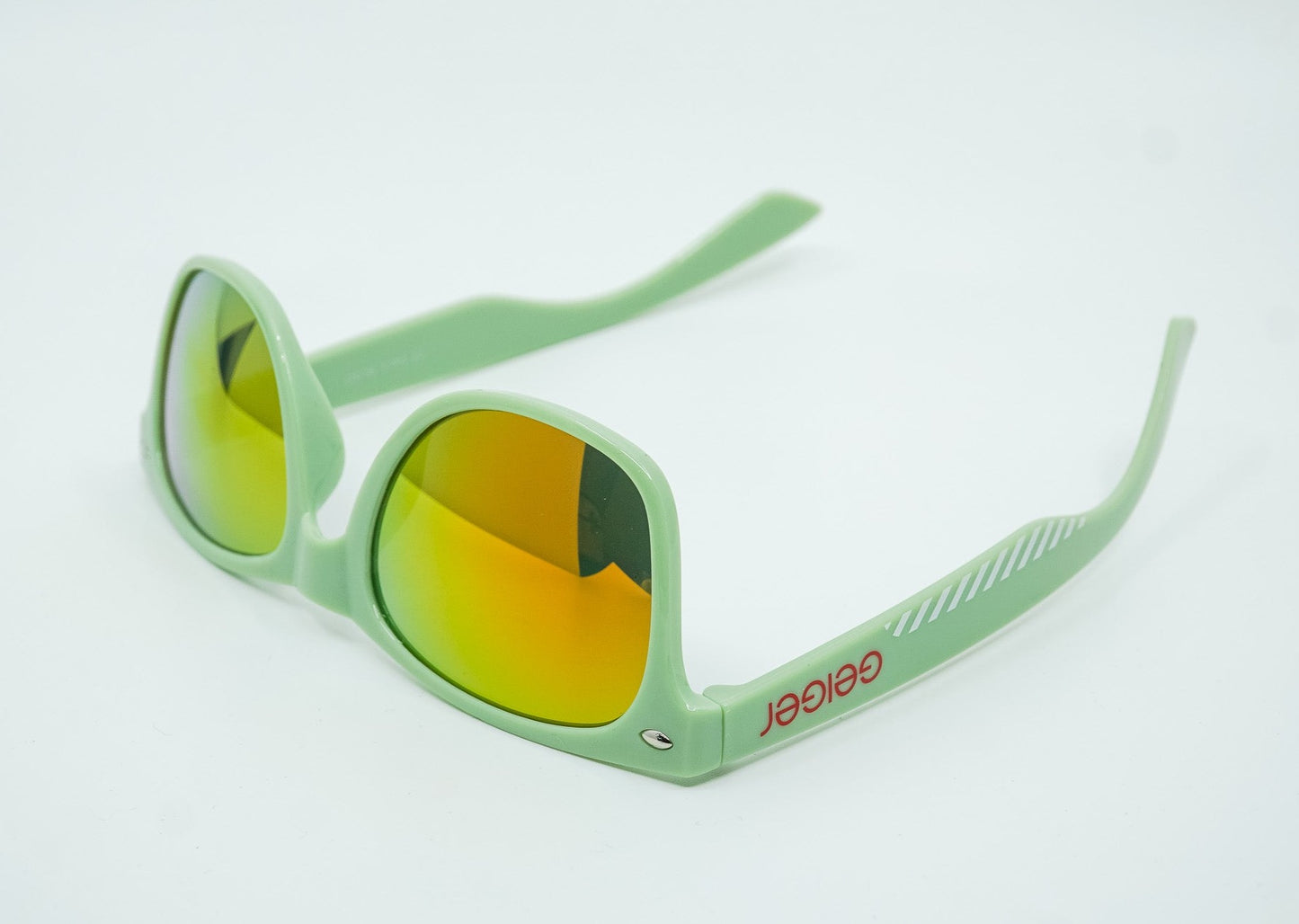 Sonnenbrille in Geiger-Grün mit roten „Geiger“-Schriftzügen an den Bügeln und verspiegelten Gläsern.