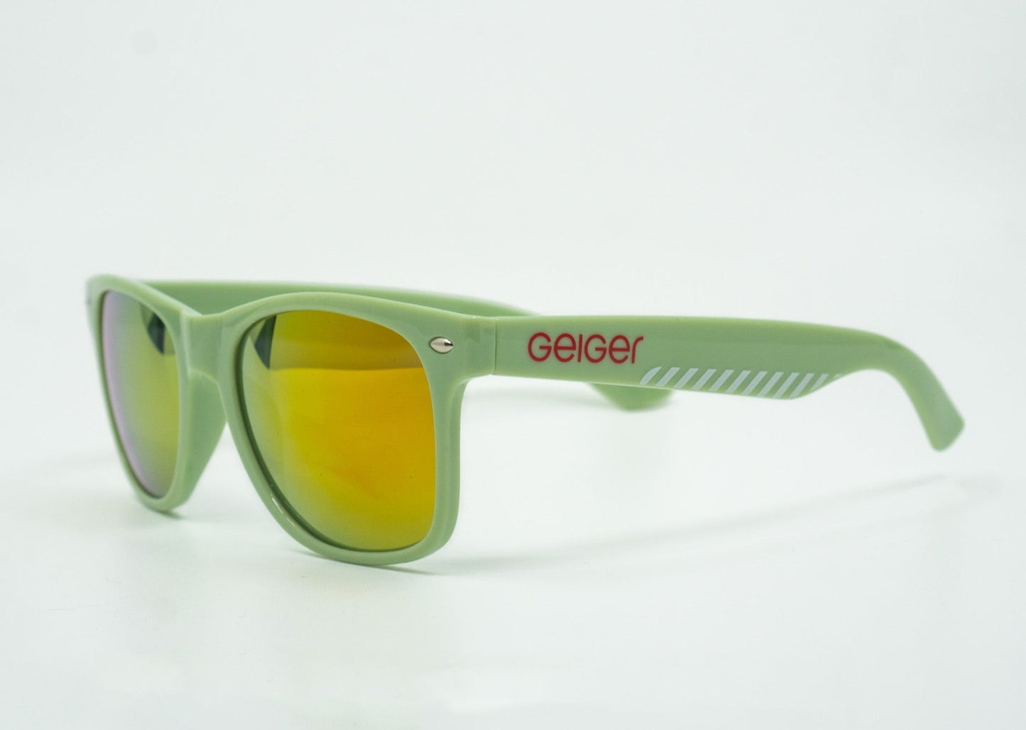 Sonnenbrille in Geiger-Grün mit roten „Geiger“-Schriftzügen an den Bügeln und verspiegelten Gläsern.