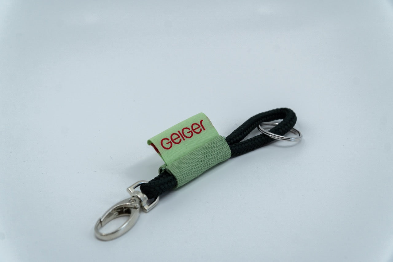 Kurzes Geiger-Schlüsselband in Kiefergrün und einem Geiger-Grün-Patch mit rotem "Geiger" Schriftzug.