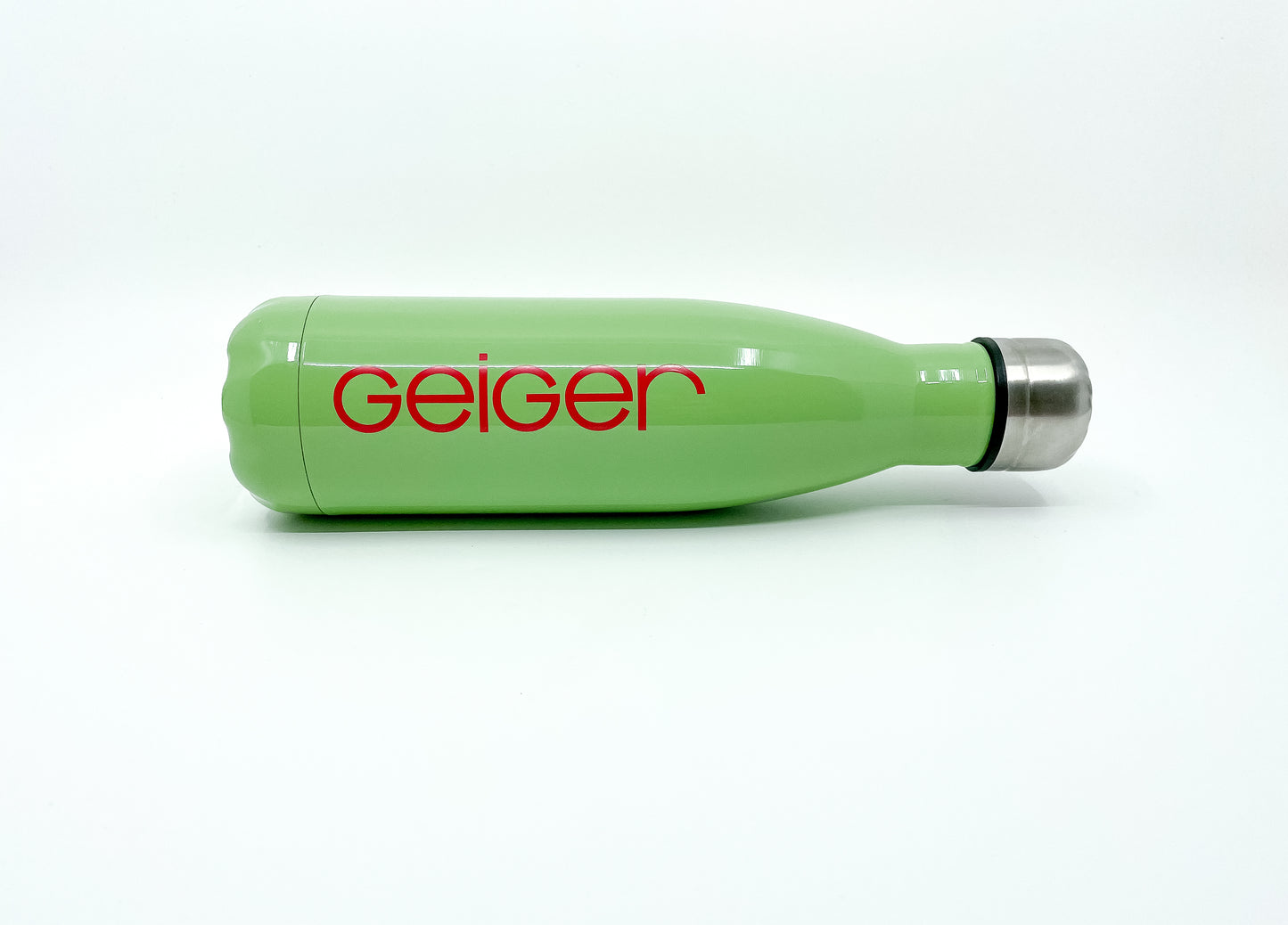 Thermosflasche im Geiger-Grün mit einem "Geiger" Schriftzug.