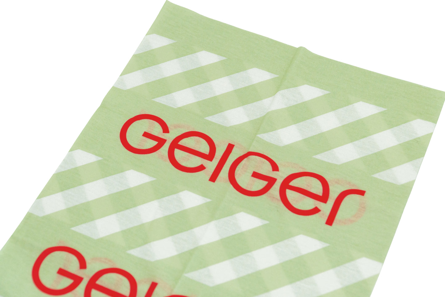 Geiger-Grünes Schlauchtuch mit "Geiger" Schriftzügen und weißen Design-Elementen.