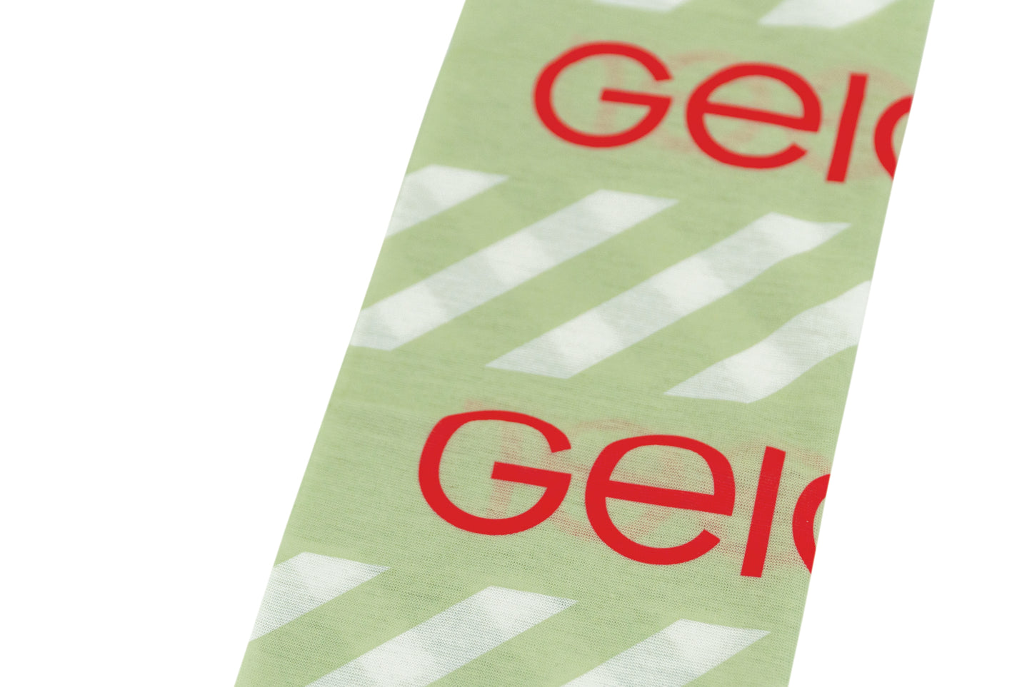 Geiger-Grünes Schlauchtuch mit "Geiger" Schriftzügen und weißen Design-Elementen.
