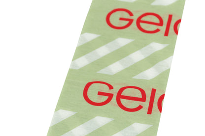 Geiger-Grünes Schlauchtuch mit "Geiger" Schriftzügen und weißen Design-Elementen.