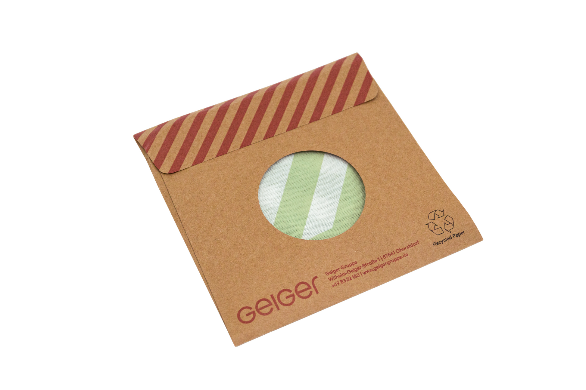 Geiger-Grünes Schlauchtuch mit "Geiger" Schriftzügen und weißen Design-Elementen.