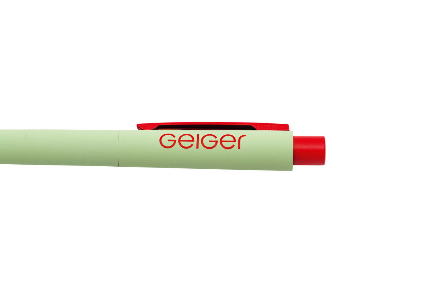 Geiger Kugelschreiber in Geiger-Grün mit roter Klammer und roten Knopf. Auf dem Stift ist ein "Geiger" Schriftzug