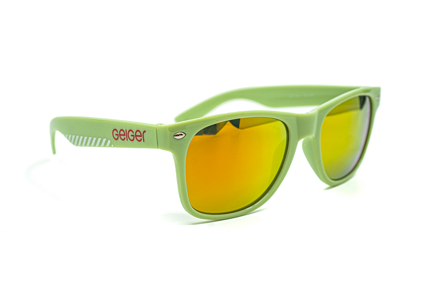 Sonnenbrille in Geiger-Grün mit roten „Geiger“-Schriftzügen an den Bügeln und verspiegelten Gläsern.