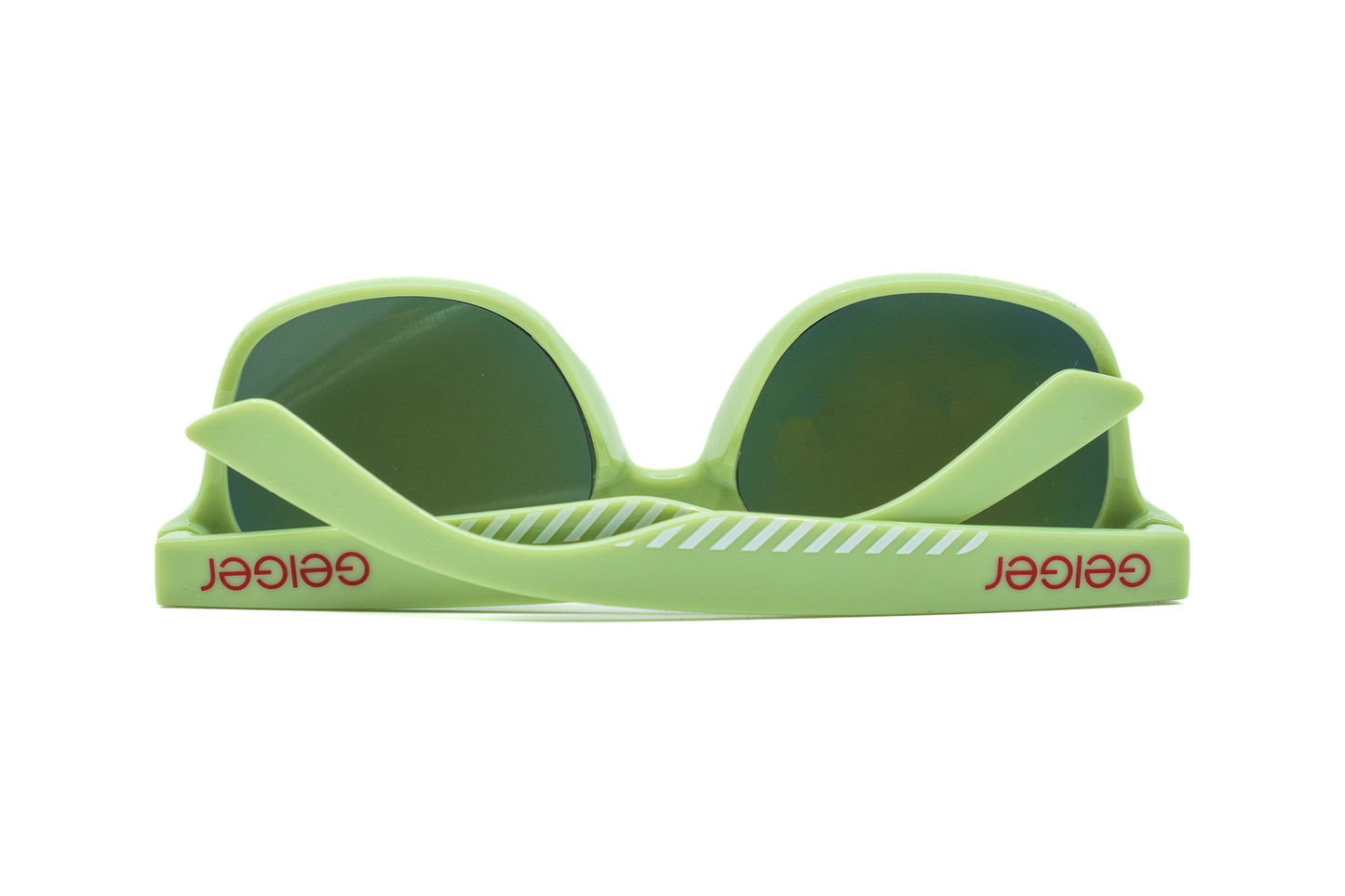 Zusammengeklappte Sonnenbrille in Geiger-Grün mit roten „Geiger“-Schriftzügen an den Bügeln und verspiegelten Gläsern.