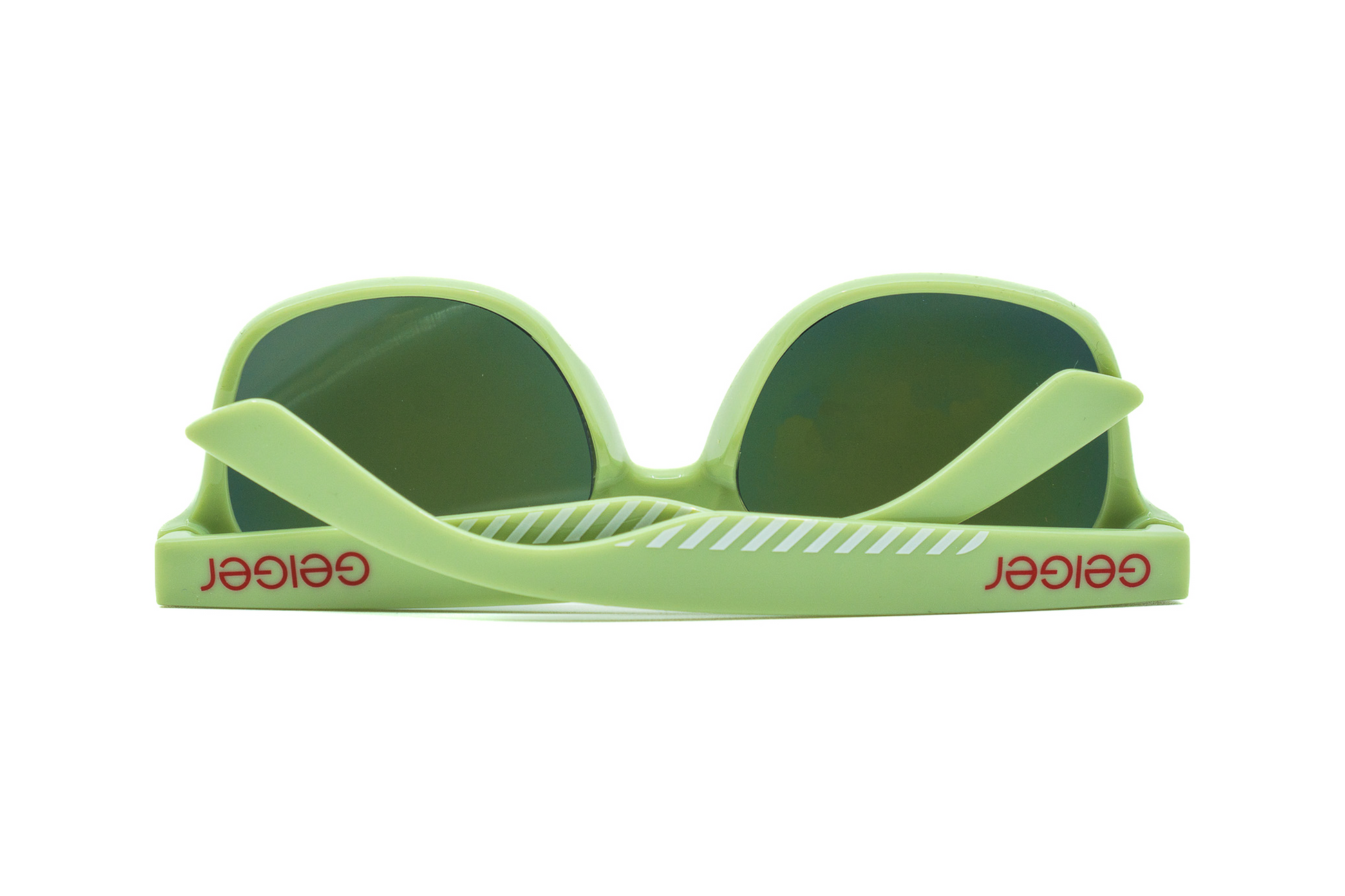 Zusammengeklappte Sonnenbrille in Geiger-Grün mit roten „Geiger“-Schriftzügen an den Bügeln und verspiegelten Gläsern.