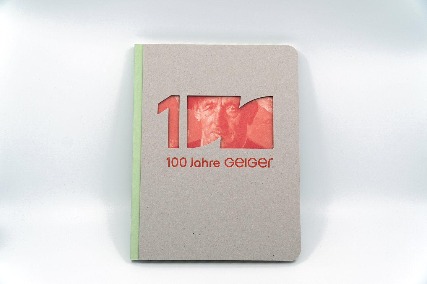 Die Geiger-Chronik mit kartonartigen Cover mit 100 Jahre Logo und "100 Jahre Geiger" Schriftzug.