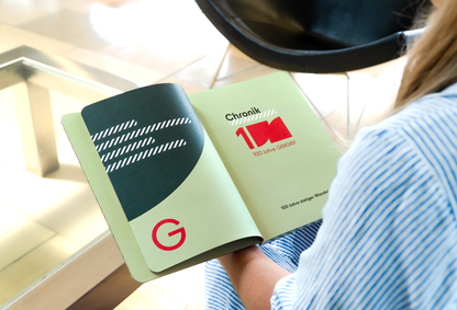 Die Geiger-Chronik mit kartonartigen Cover mit 100 Jahre Logo und "100 Jahre Geiger" Schriftzug.