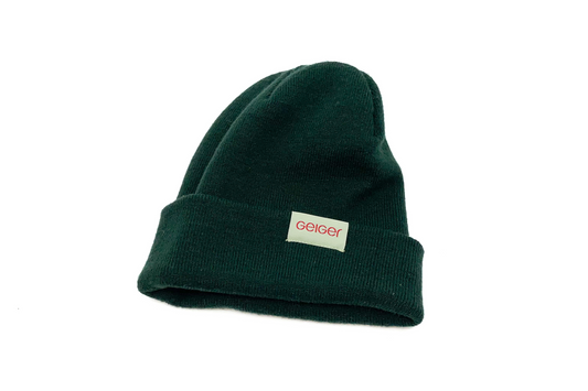 Kiefergrüne Mütze mit Geiger-Grünen Patch an der Seite mit "Geiger" Schriftzug.