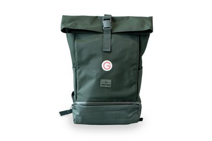 Dunkelgrüner Rucksack mit kleinem, roten Geiger "G"mit Geiger-Grünem Hintergrund vorne.