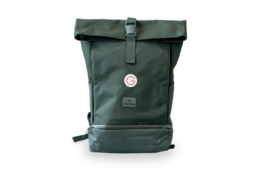 Dunkelgrüner Rucksack mit kleinem, roten Geiger "G"mit Geiger-Grünem Hintergrund vorne.