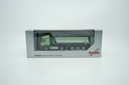 Miniaturmodell eines Mercedes Geiger-LKW in Geiger-Grün mit grauem Thermomulden Anhänger mit rotem "Geiger" Schriftzug. Verpackung inklusive.