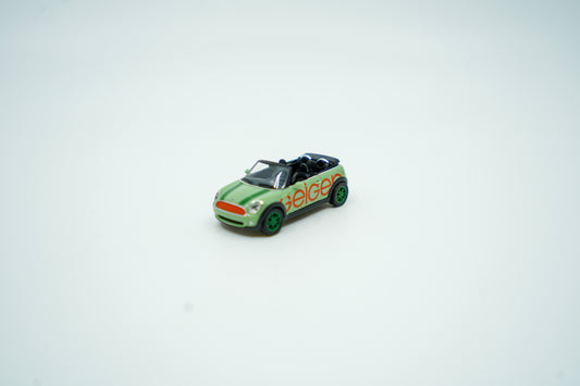 Miniaturmodell eines Geiger Mini-Cooper PKW in Geiger-Grün mit rotem „Geiger“-Schriftzug, Verpackung inklusive.