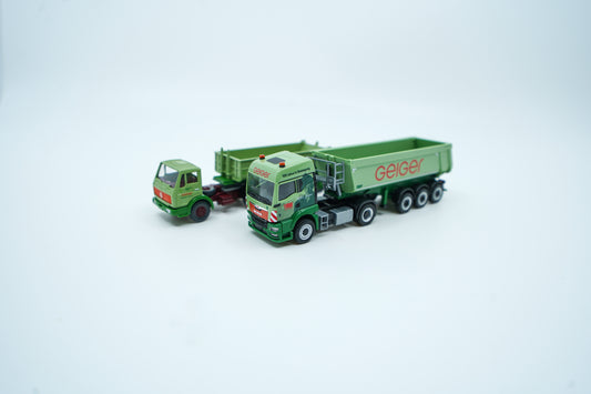 Miniaturmodelle zweier MAN Geiger-LKW mit Anhänger (Oldtimer und aktuelles Modell) in Geiger-Grün und rotem "Geiger" Schriftzug mit 100 Jahre Gestaltung im "100 Jahre Geiger" Klappkarton. Auf dem Klappkarton ist Wilhelm Geiger, der Firmengründer abgebildet.