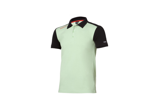 Geiger Poloshirt in Geiger-Grün mit schwarzen Ärmeln und rotem „Geiger“-Schriftzug auf Brust und Rücken.