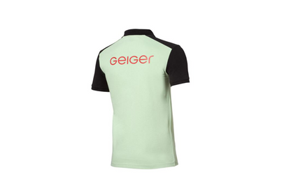 Geiger Poloshirt in Geiger-Grün mit schwarzen Ärmeln und rotem „Geiger“-Schriftzug auf Brust und Rücken.