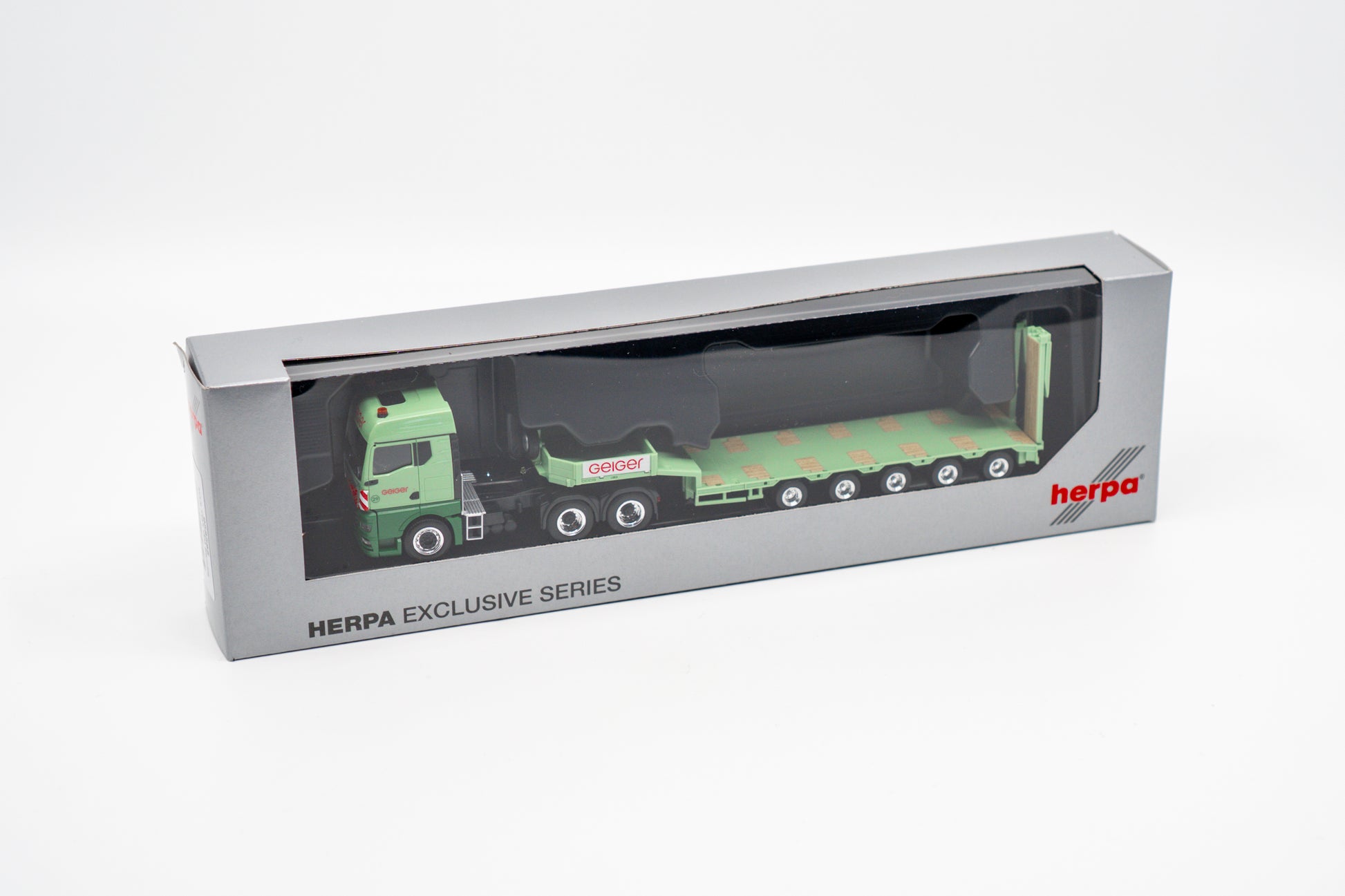 Miniaturmodell eines Geiger MAN TGX GM Thermomulden-Sattelzug in Geiger-Grün mit rotem „Geiger“-Schriftzug, Verpackung inklusive.