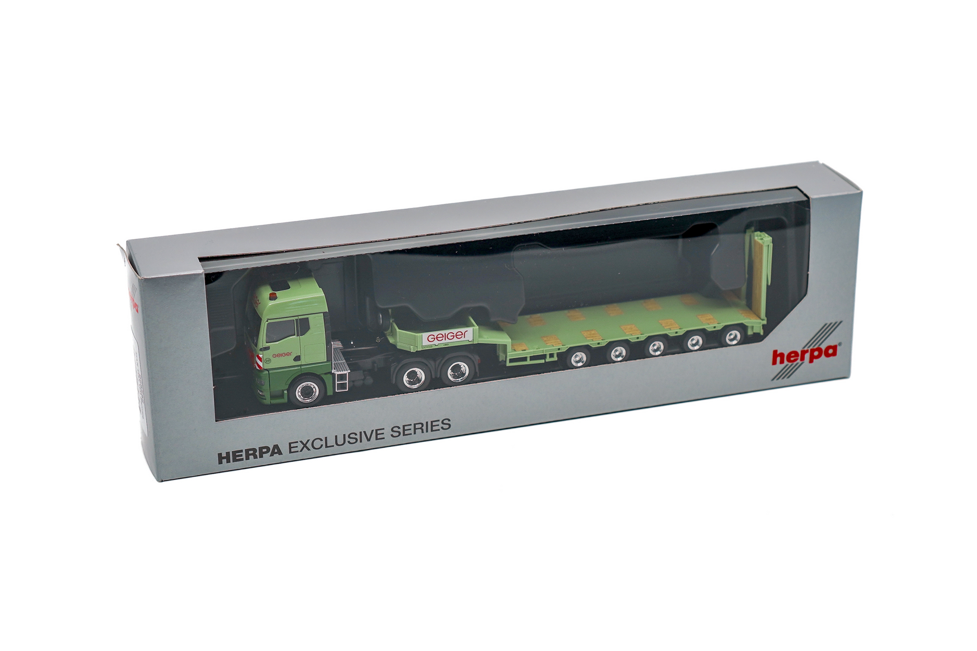 Miniaturmodell eines Geiger MAN TGX GM Semitieflader-Sattelzug in Geiger-Grün mit rotem „Geiger“-Schriftzug.