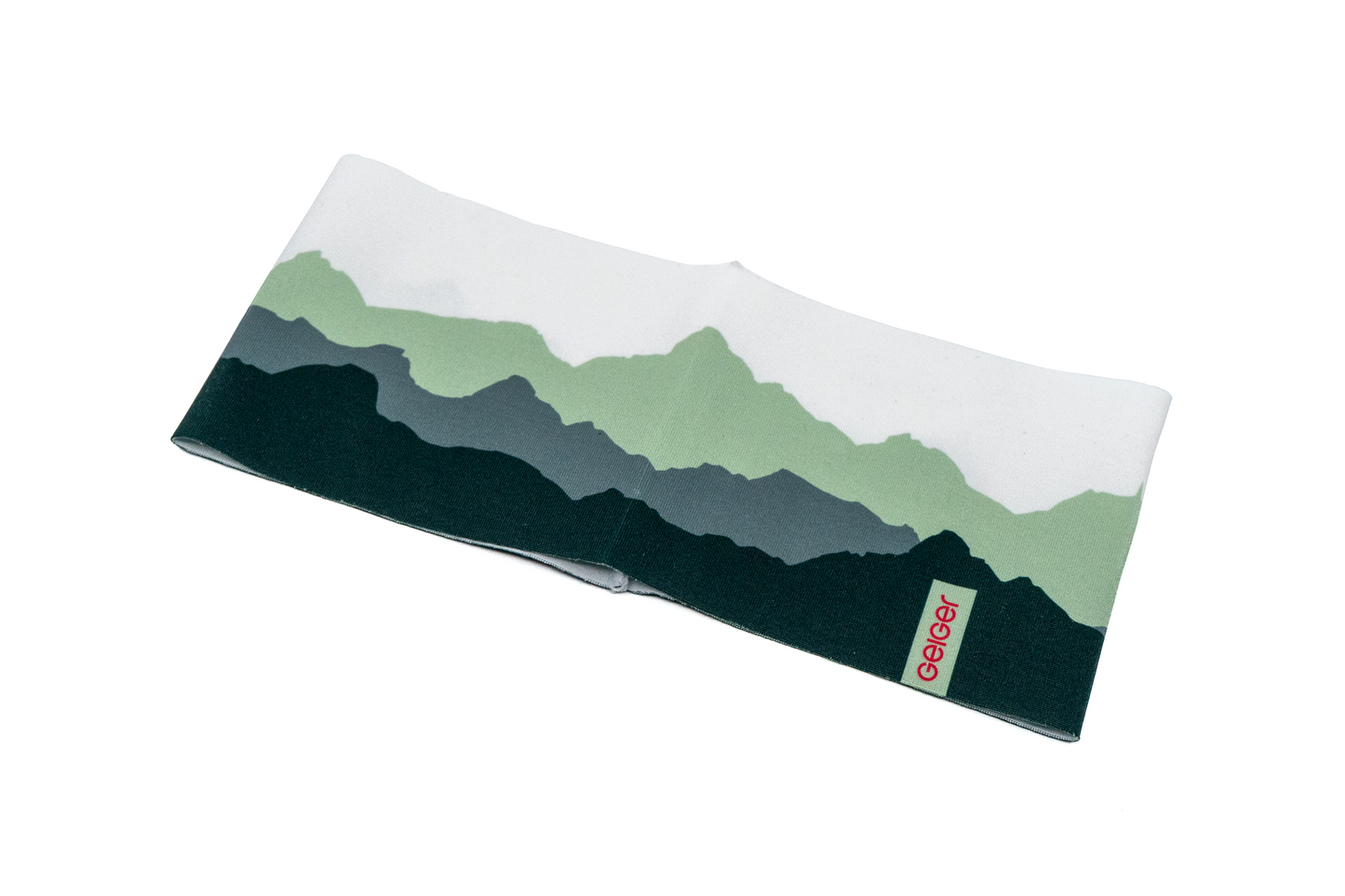 Sportstirnband mit verschiedenen Bergen abgebildet in mehreren Grüntönen und "Geiger" Schriftzug auf einem Patch.