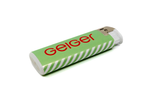 Feuerzeug in Geiger-Grün mit mit einem "Geiger" Schriftzug und dem Zusatz "Ich brenne für".
