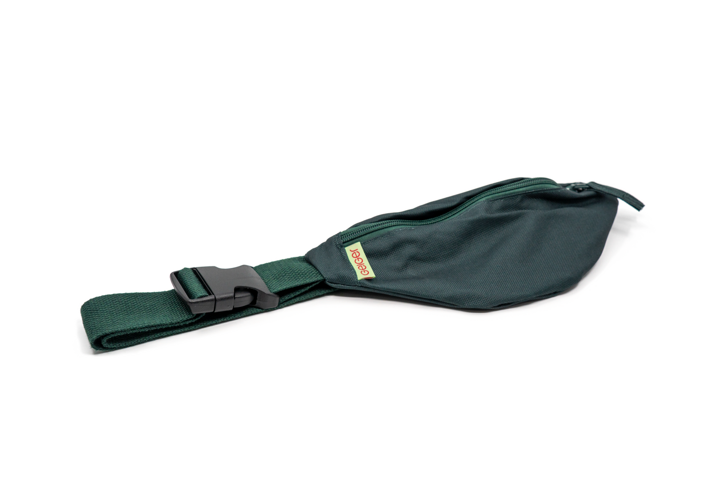 Kiefergrüne Bauchtasche mit kleinem Geiger-Logo und schwarzer Schnalle.