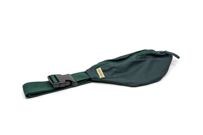 Kiefergrüne Bauchtasche mit kleinem Geiger-Logo und schwarzer Schnalle.