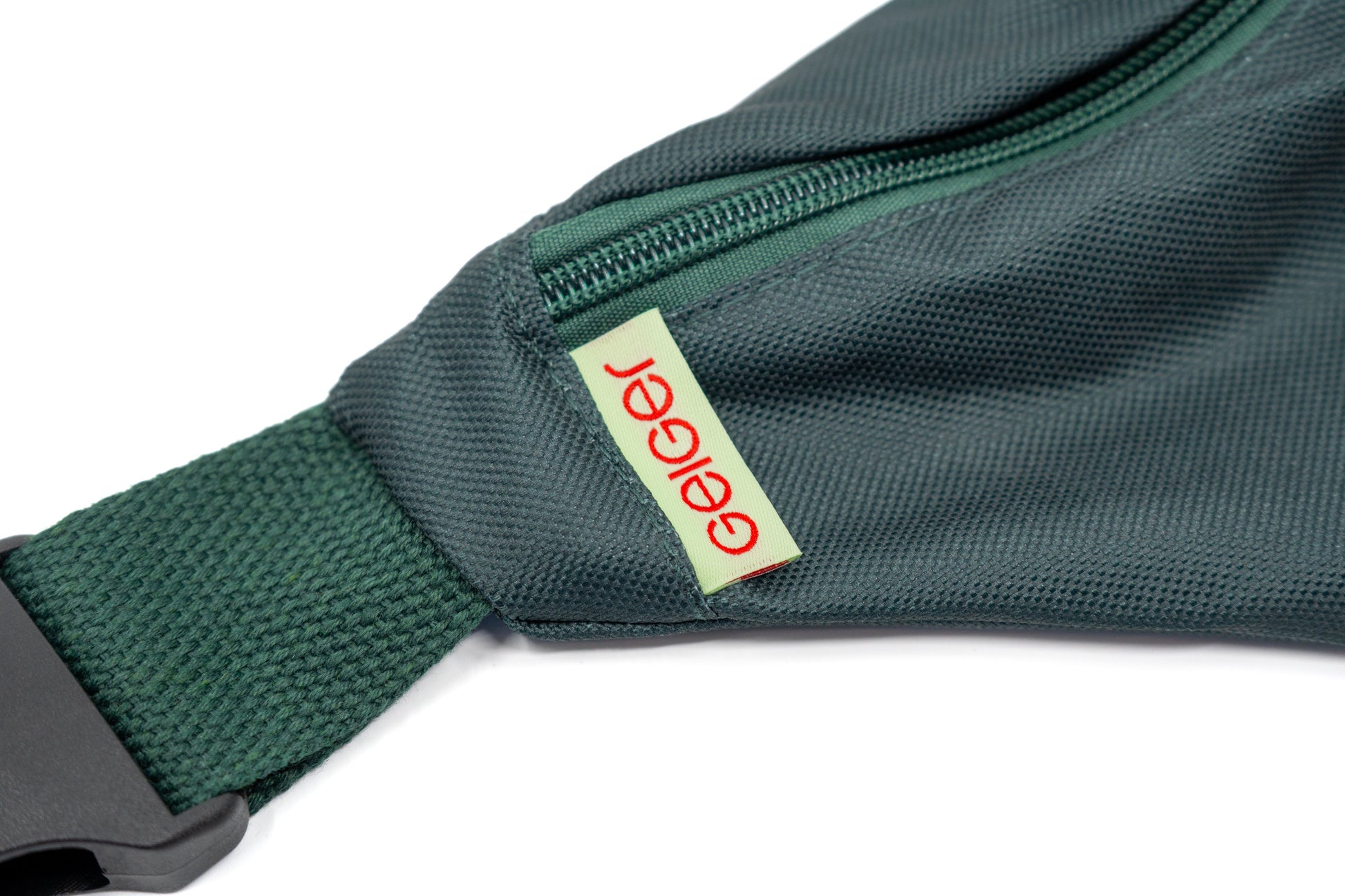 Kiefergrüne Bauchtasche mit kleinem Geiger-Logo und schwarzer Schnalle.