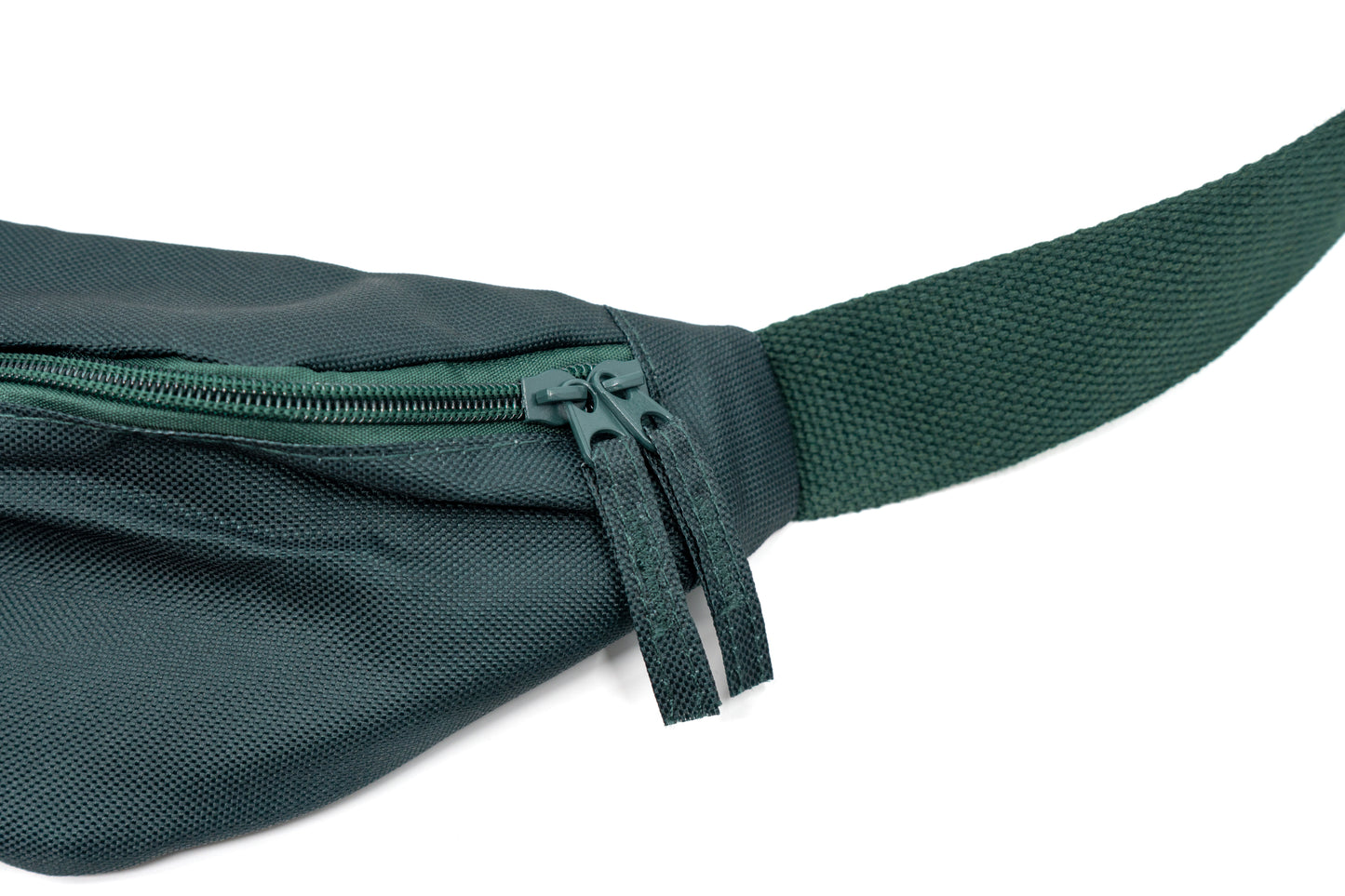 Kiefergrüne Bauchtasche mit kleinem Geiger-Logo und schwarzer Schnalle.