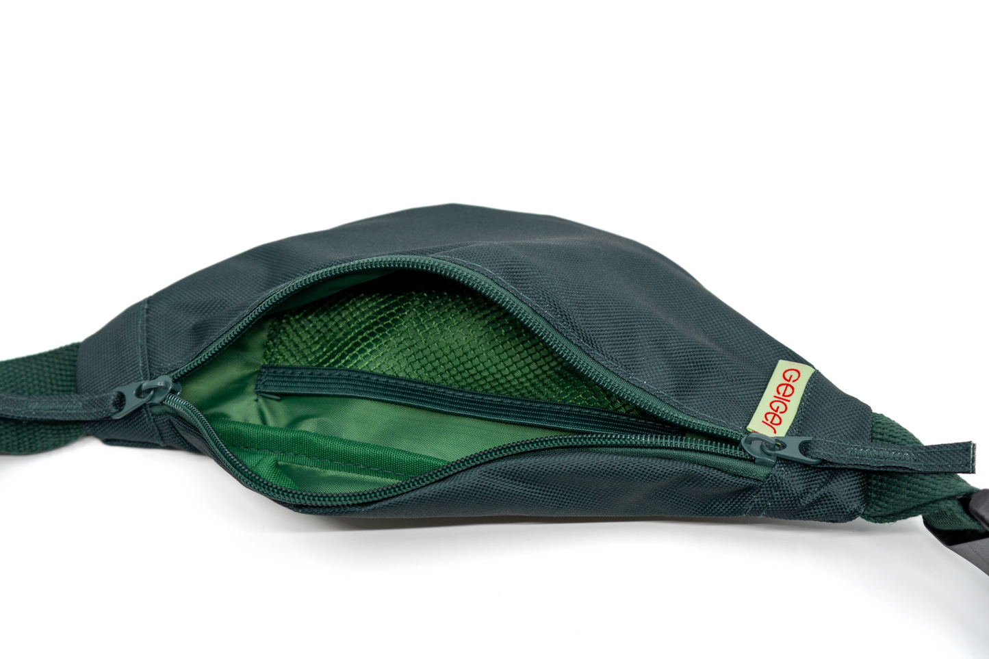 Kiefergrüne Bauchtasche mit kleinem Geiger-Logo und schwarzer Schnalle.