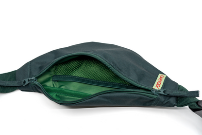 Kiefergrüne Bauchtasche mit kleinem Geiger-Logo und schwarzer Schnalle.