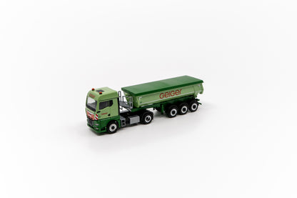 Miniaturmodell eines Geiger MAN TGX GM Thermomulden-Sattelzug in Geiger-Grün mit rotem „Geiger“-Schriftzug.