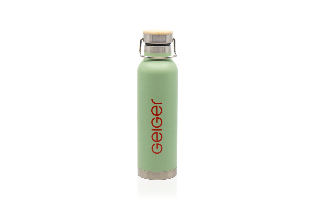Thermosflasche im Geiger-Grün mit einem "Geiger" Schriftzug.