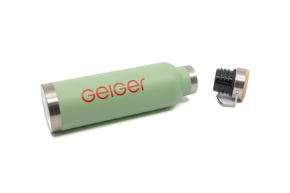 Thermosflasche im Geiger-Grün mit einem "Geiger" Schriftzug.