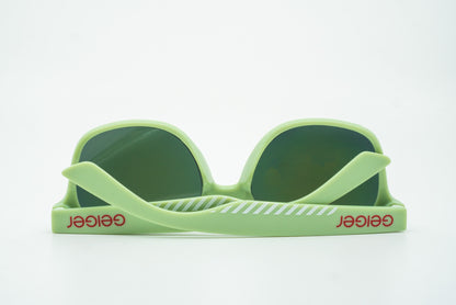 Sonnenbrille in Geiger-Grün mit roten „Geiger“-Schriftzügen an den Bügeln und verspiegelten Gläsern.